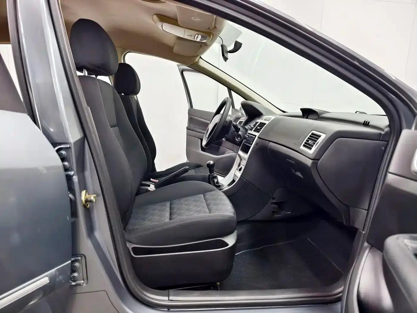 Peugeot 307 2010 Hatchback 1.6L Manual Comfort Edition — миниатюра 13
