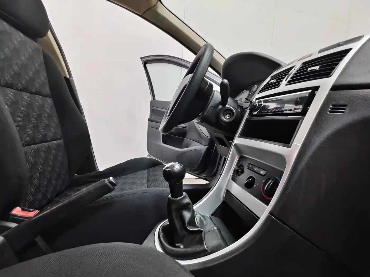 Peugeot 307 2010 Hatchback 1.6L Manual Comfort Edition — миниатюра 14