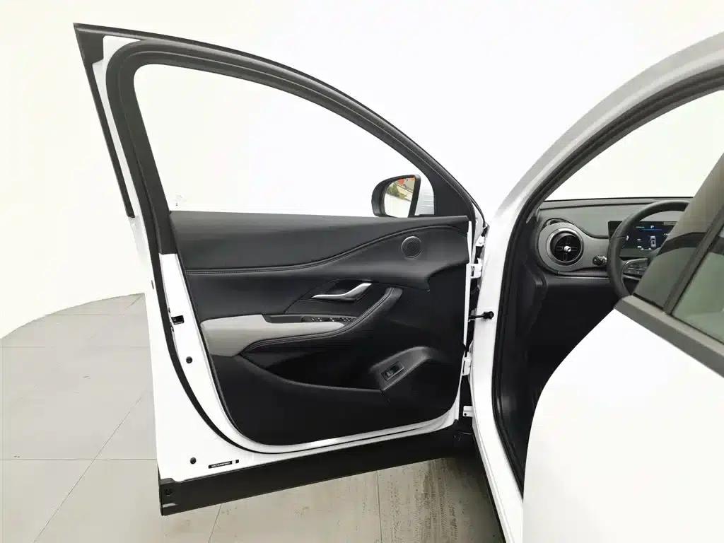 Hiace 05 DM-i 2025 DM-i 75KM Premium Edition — миниатюра 8