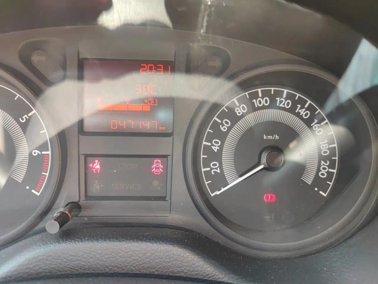 Peugeot 301 2014 1.6L Manual Comfort Edition — миниатюра 13