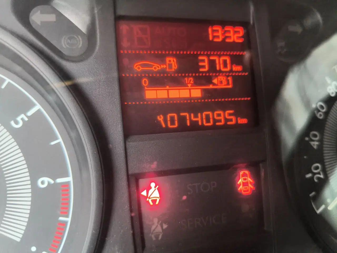 Peugeot 301 2016 1.6L Manual Comfort Edition — миниатюра 13