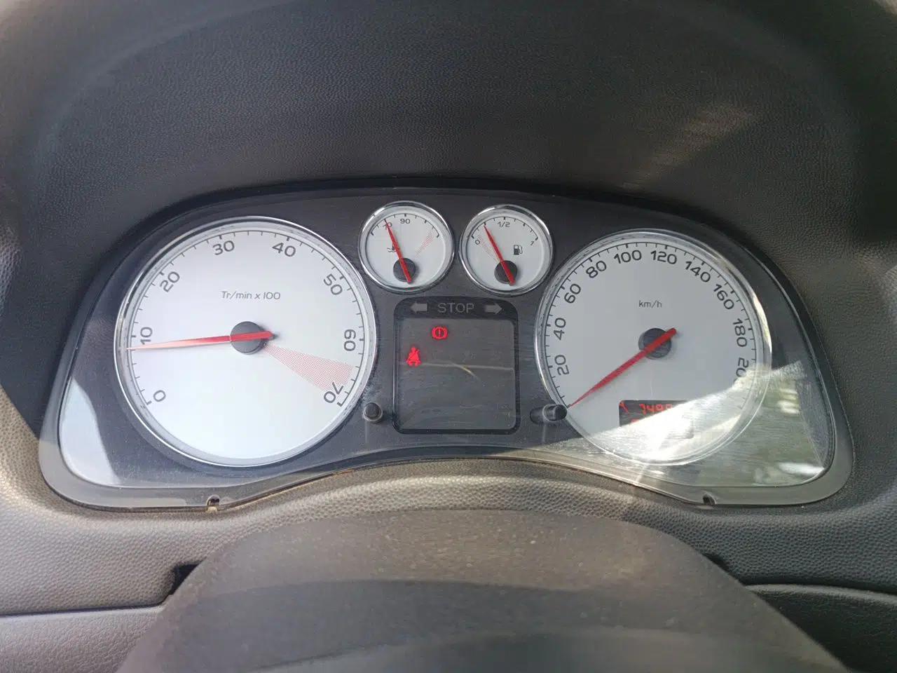 Peugeot 307 2013 Hatchback 1.6L Manual Comfort Edition — миниатюра 12