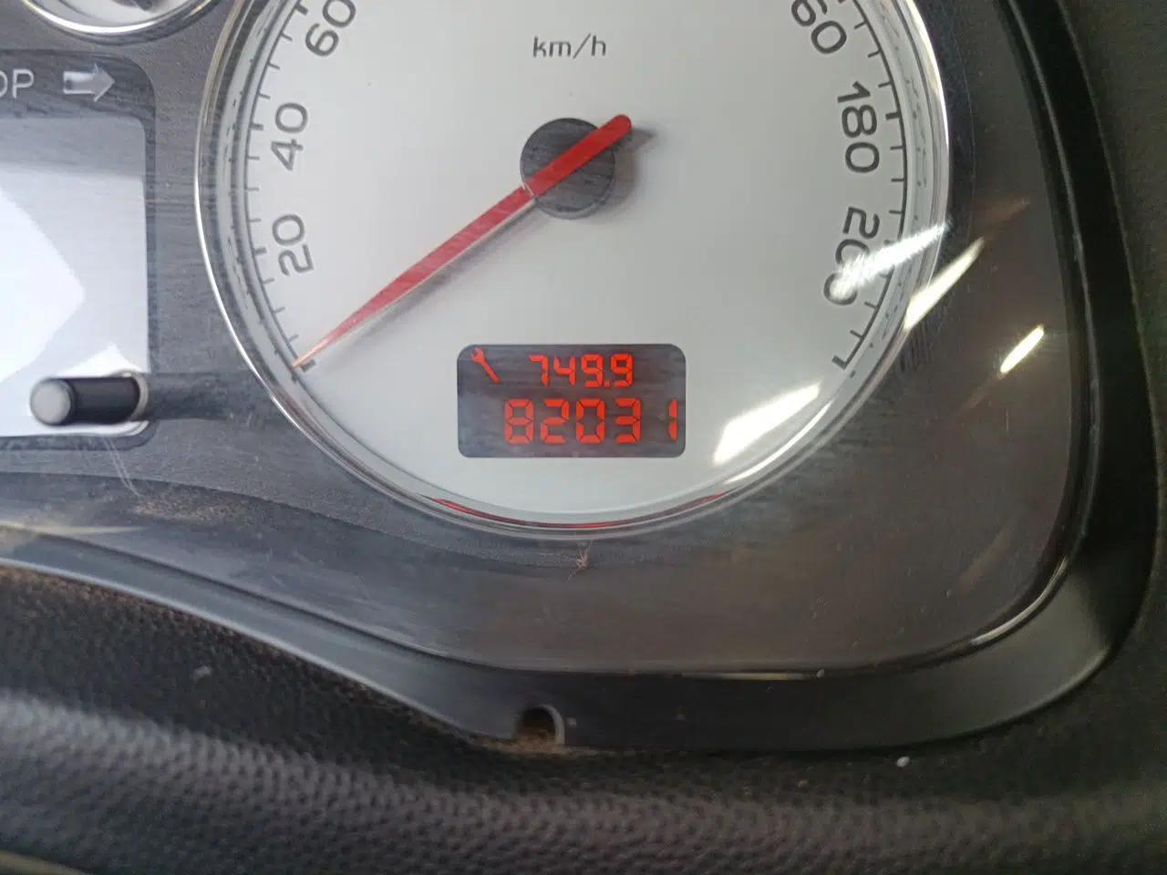 Peugeot 307 2013 Hatchback 1.6L Manual Comfort Edition — миниатюра 13