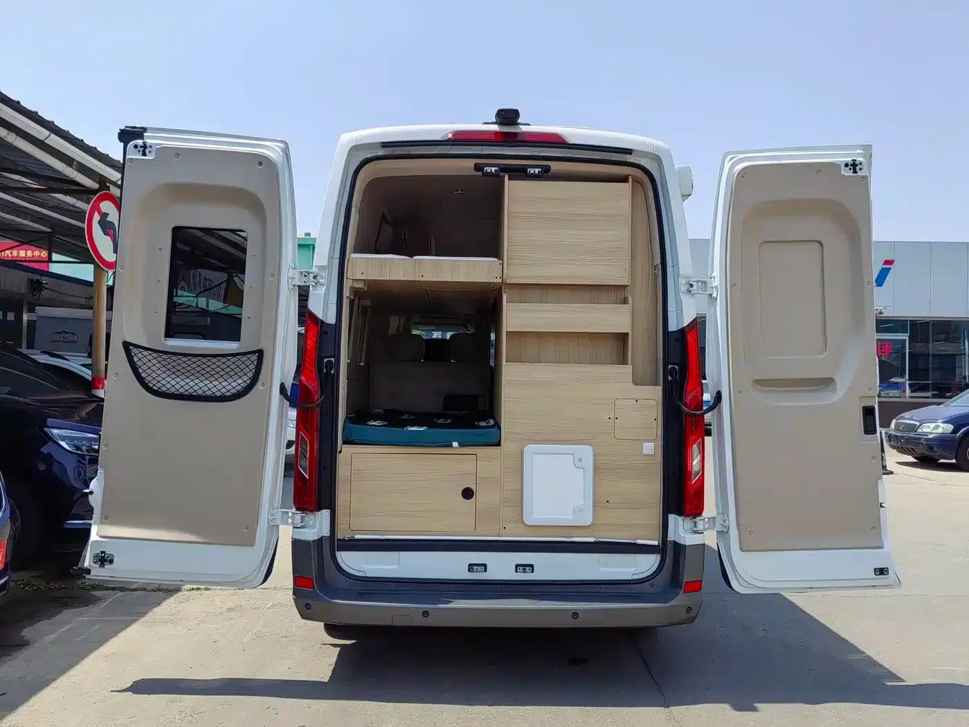 SAIC MAXUS V100 RV 2023 Model 2.0T Traveler V100 Mountain Retreat Edition with Longitudinal Bed — миниатюра 18