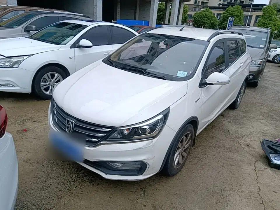 Baojun 310W 2017 1.5L Manual Fashion Model China V — миниатюра 1