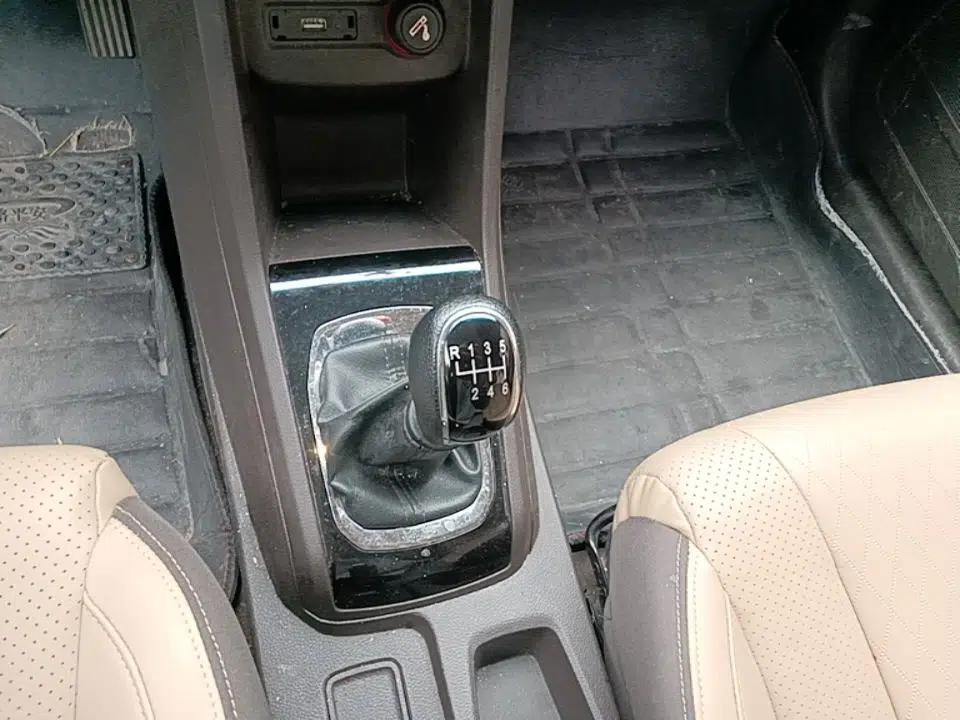 Baojun 310W 2017 1.5L Manual Fashion Model China V — миниатюра 17