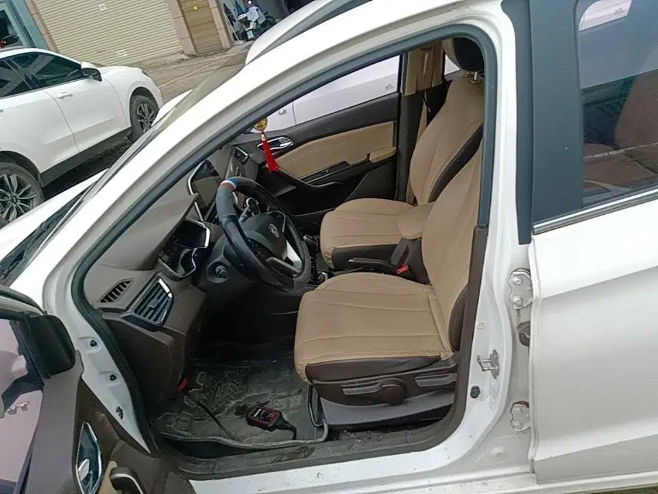 Baojun 310W 2017 1.5L Manual Fashion Model China V — миниатюра 18