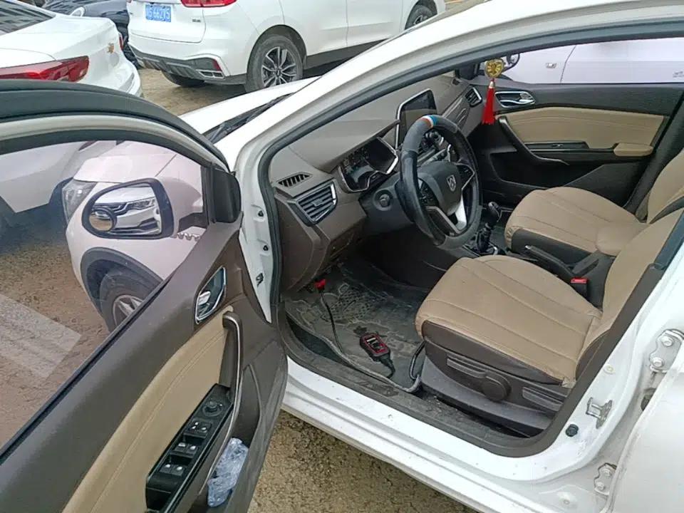 Baojun 310W 2017 1.5L Manual Fashion Model China V — миниатюра 19