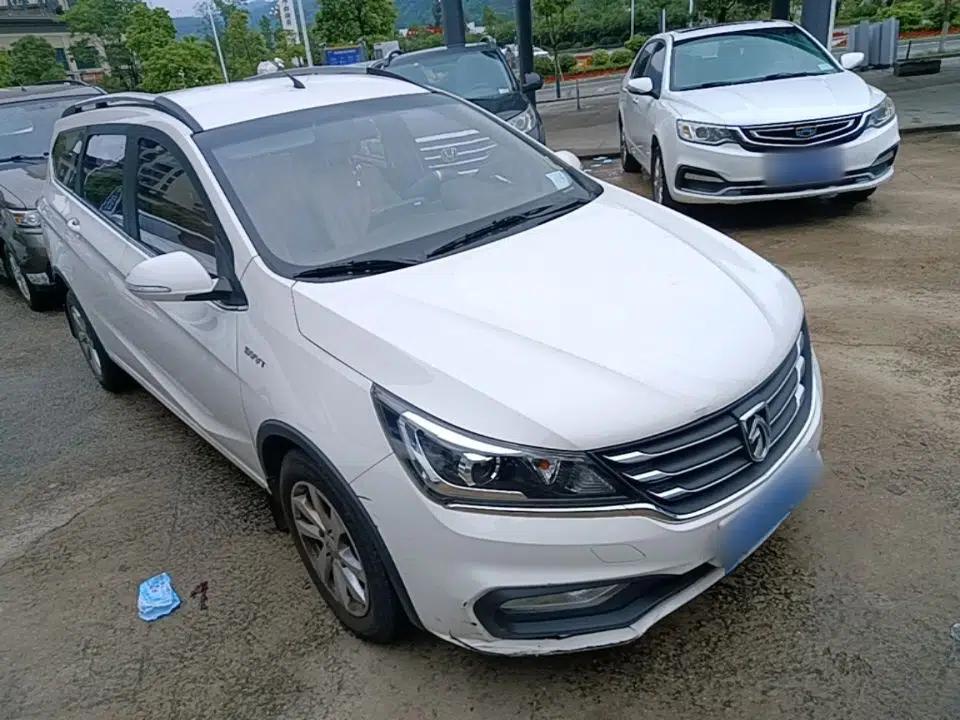 Baojun 310W 2017 1.5L Manual Fashion Model China V — миниатюра 3