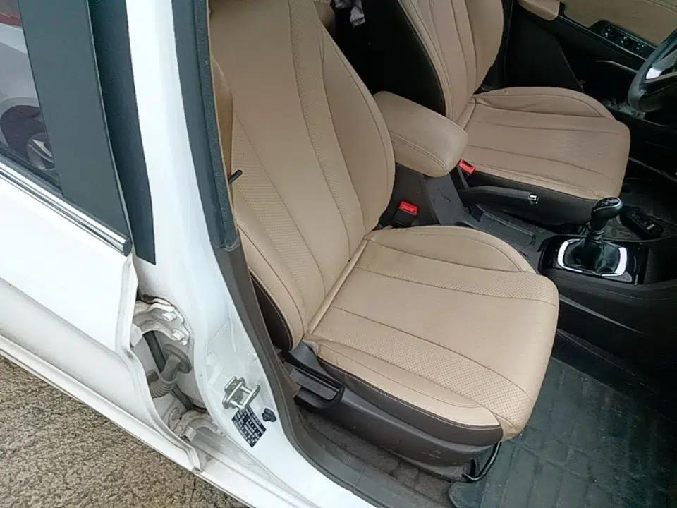 Baojun 310W 2017 1.5L Manual Fashion Model China V — миниатюра 23