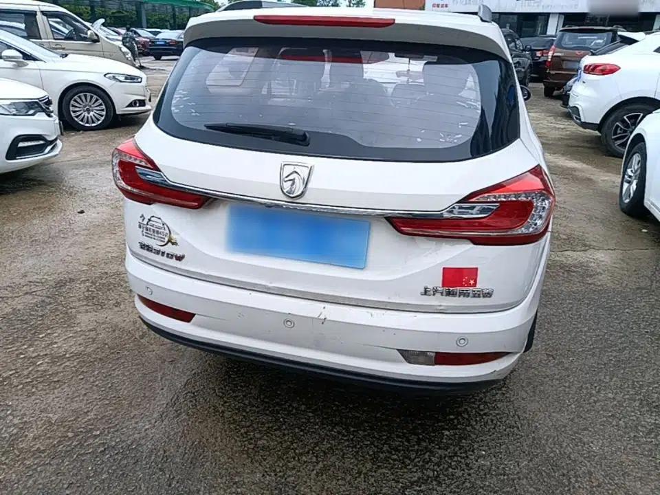 Baojun 310W 2017 1.5L Manual Fashion Model China V — миниатюра 5