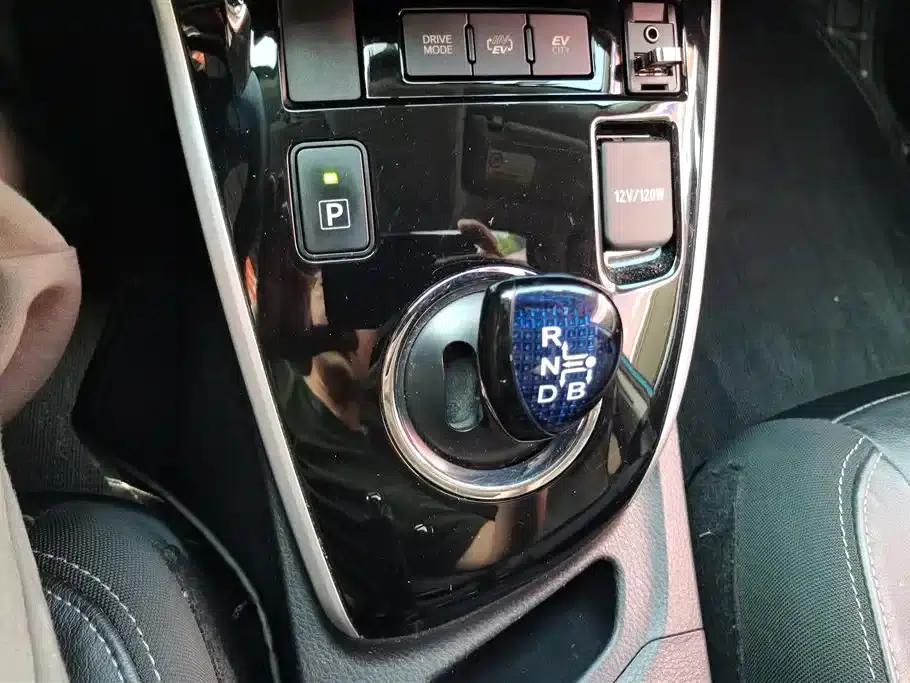 Corolla Hybrid E+ 2019 1.8L E-CVT Flagship Edition — миниатюра 16
