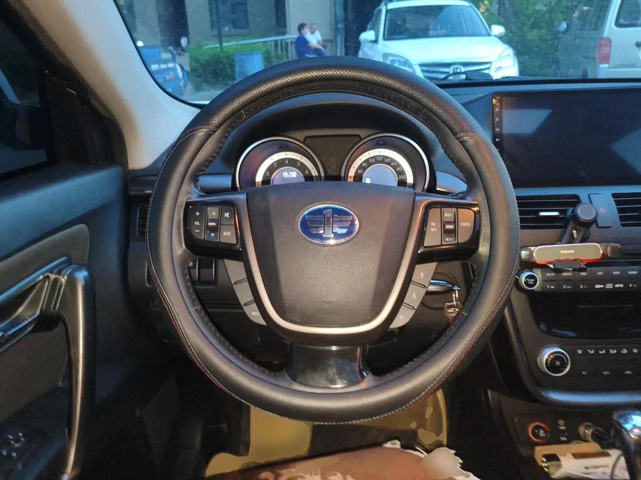 Bestune X80 2015 2.0L Automatic Comfort Anniversary Edition — миниатюра 11