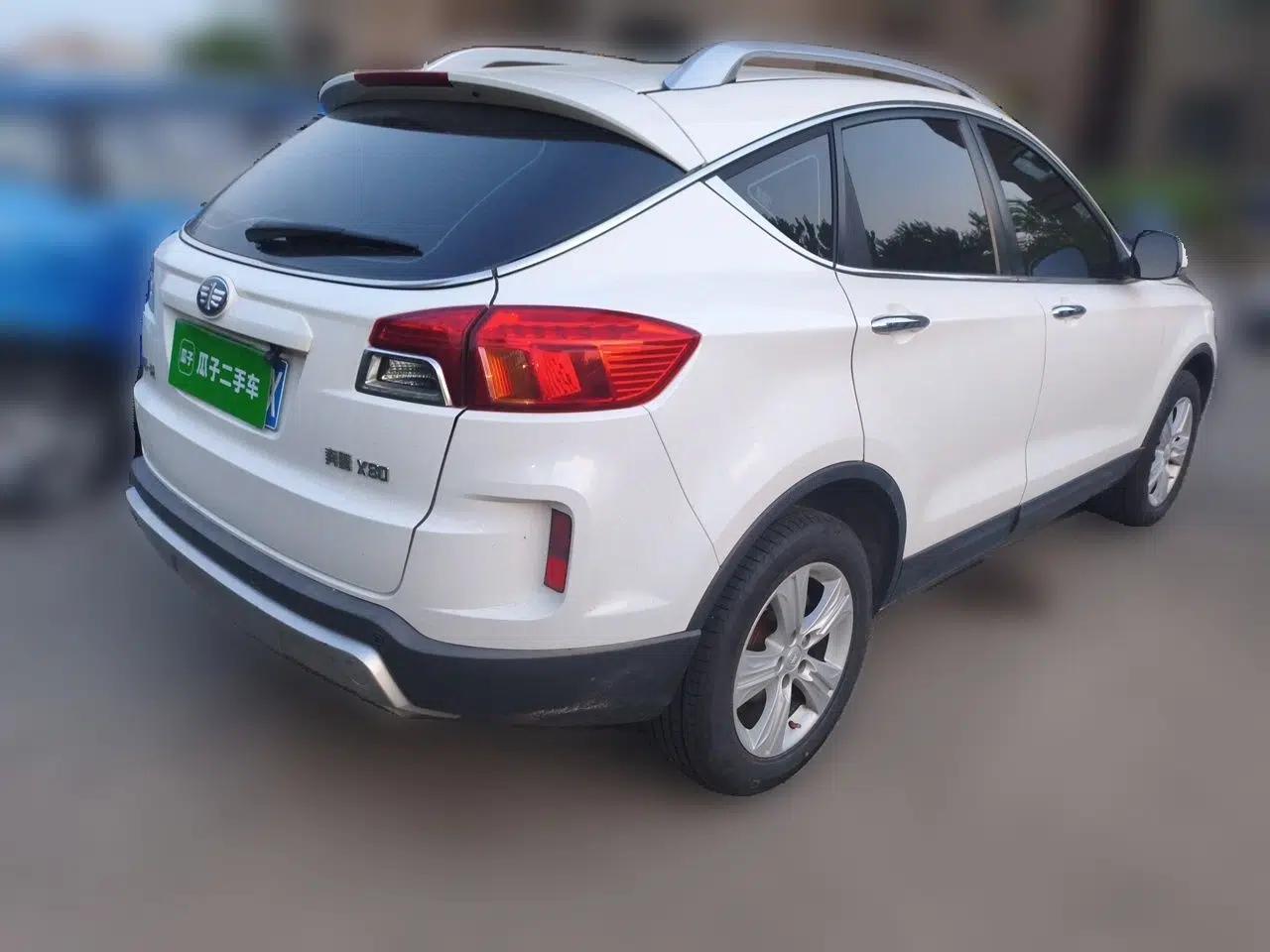 Bestune X80 2015 2.0L Automatic Comfort Anniversary Edition — миниатюра 6