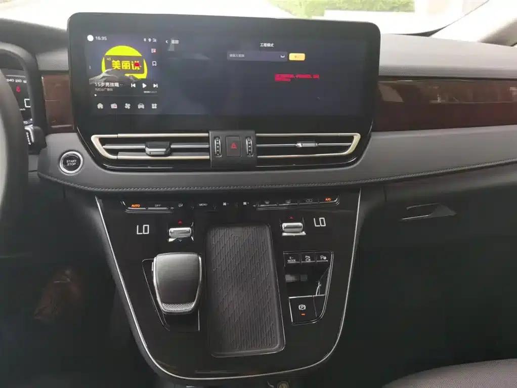 Hongqi HQ9 PHEV 2024 2.0T AWD Luxury Edition — миниатюра 12