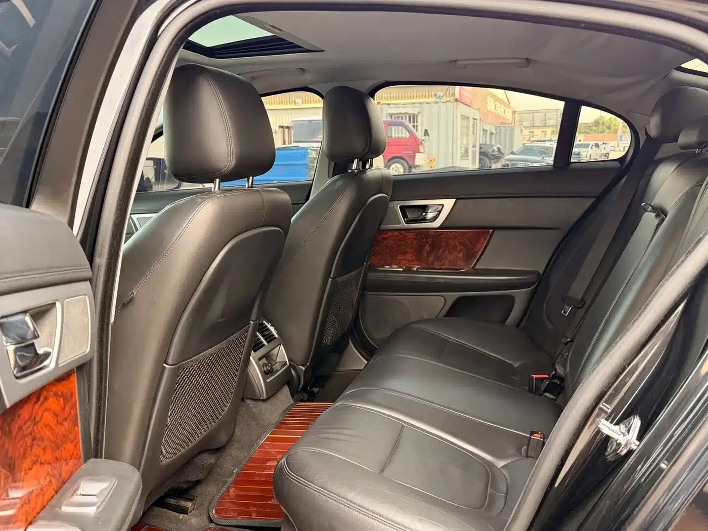 2015 Jaguar XF 2.0T Luxury Edition — миниатюра 12