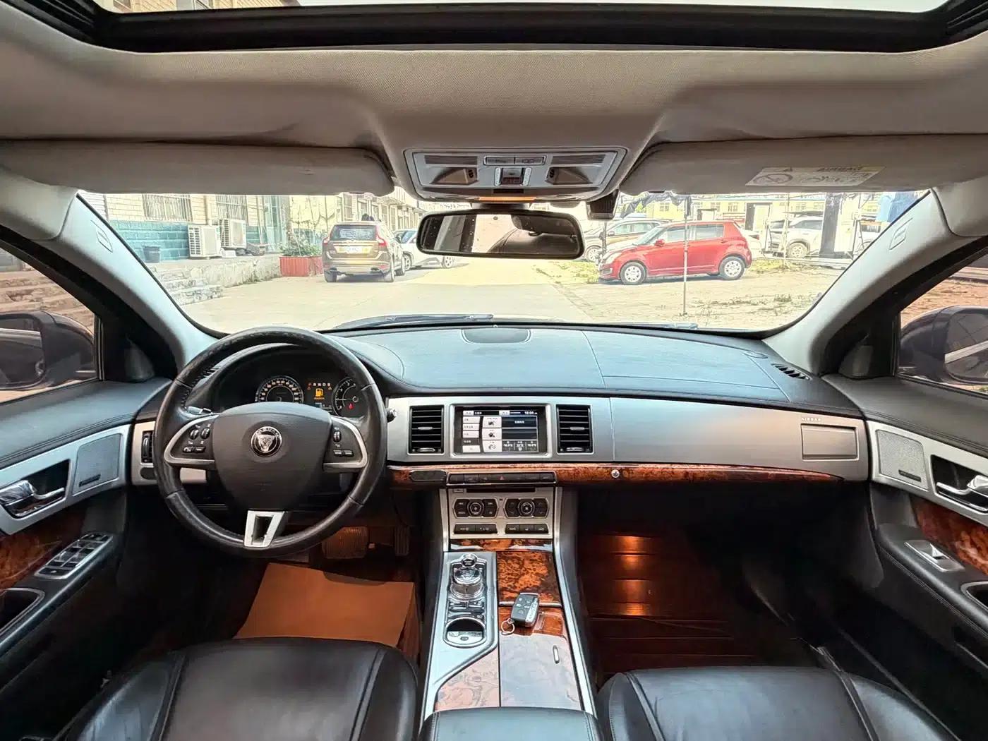 2015 Jaguar XF 2.0T Luxury Edition — миниатюра 13