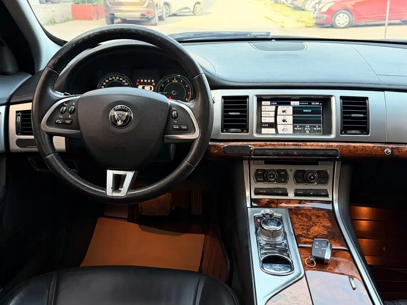 2015 Jaguar XF 2.0T Luxury Edition — миниатюра 14