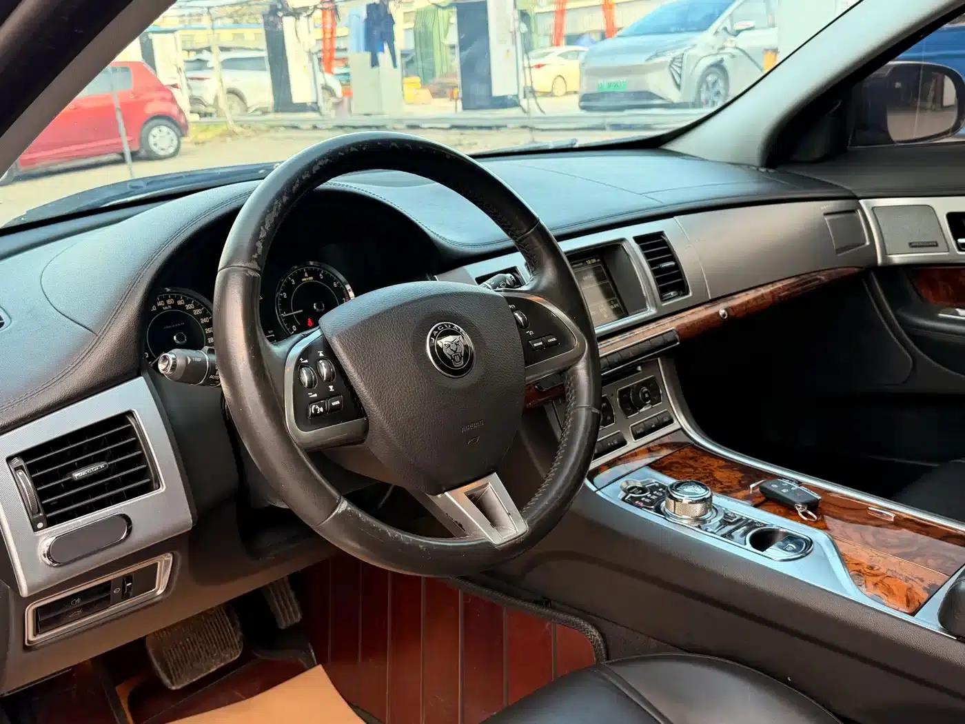 2015 Jaguar XF 2.0T Luxury Edition — миниатюра 10