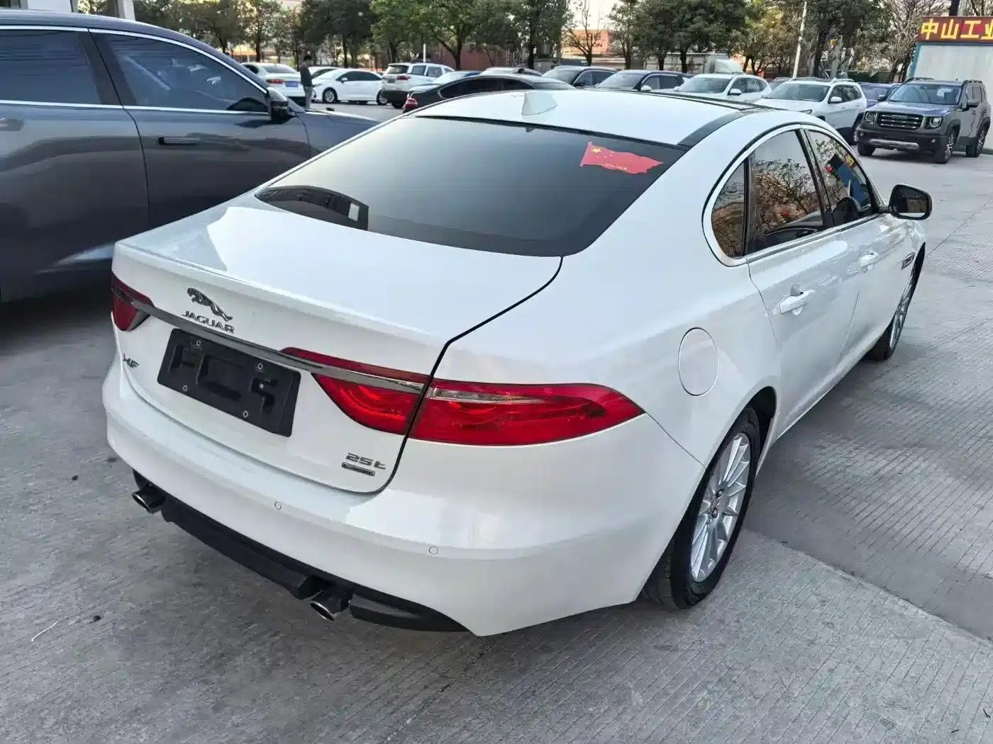 2016 Jaguar XF 2.0T 2WD Elegance Edition — миниатюра 4