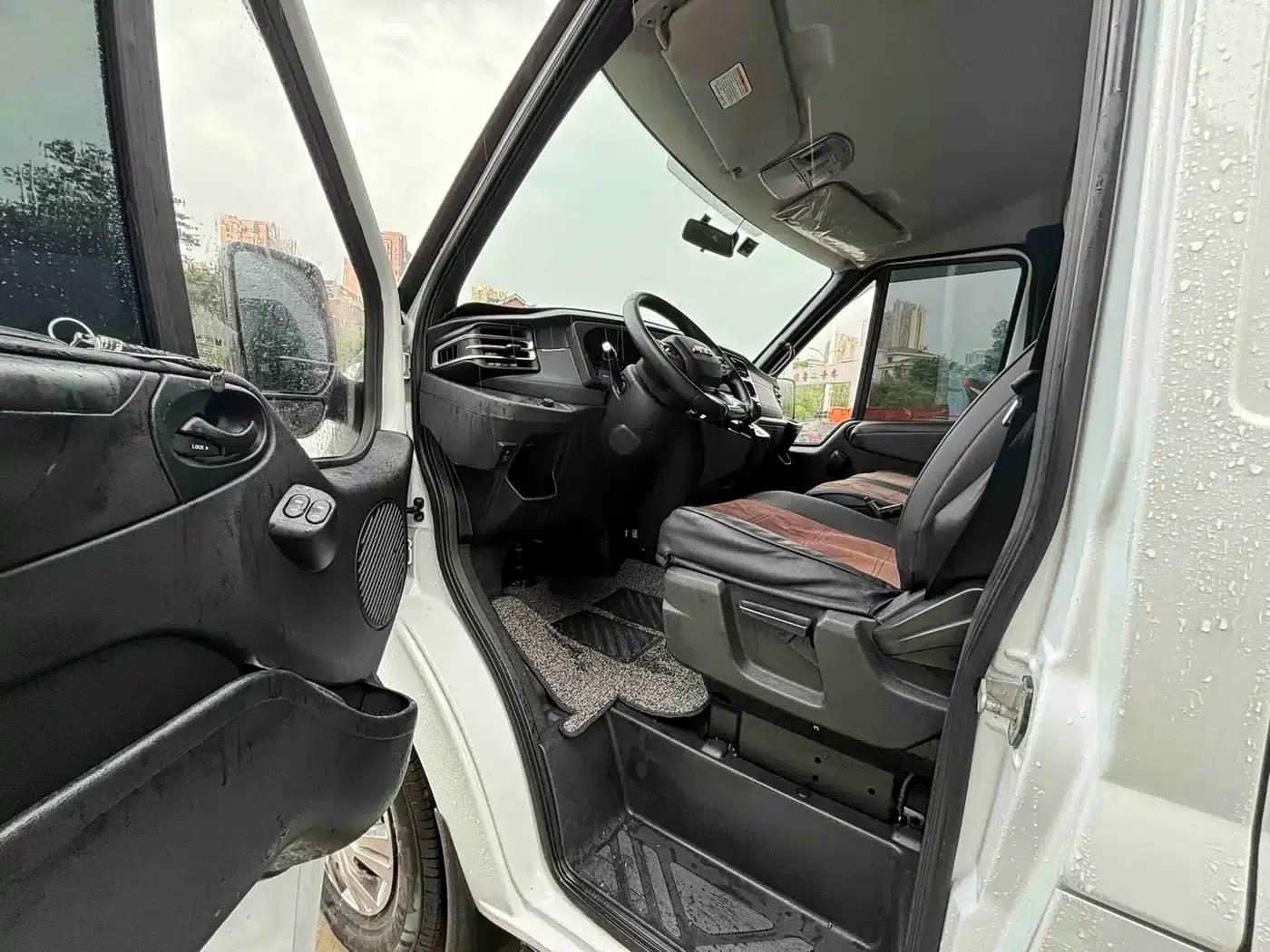 Jiangling Fushun 2025 2.0T 8AT Diesel Short Wheelbase Low Roof Commercial Multi-purpose Passenger Vehicle, 5/6 Seats, Double Tailgate — миниатюра 4