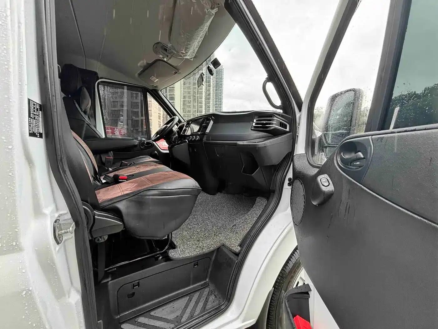 Jiangling Fushun 2025 2.0T 8AT Diesel Short Wheelbase Low Roof Commercial Multi-purpose Passenger Vehicle, 5/6 Seats, Double Tailgate — миниатюра 5