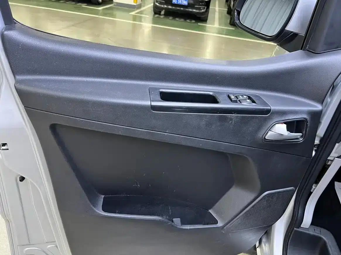 Refine M3 2019 IKEA Edition 1.8L Luxury Smart Model — миниатюра 6
