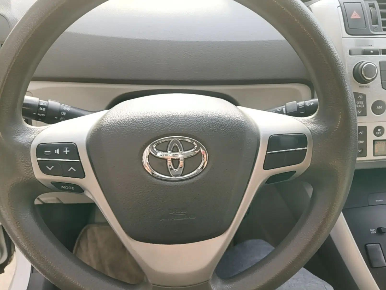 Toyota Verso 2014 Starlight 180G CVT Comfort Edition — миниатюра 14