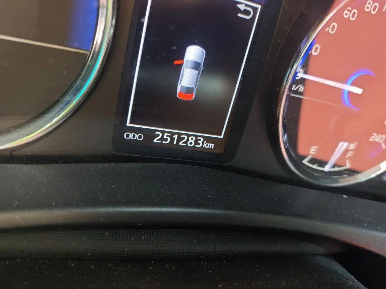 Toyota Corolla Hybrid E+ 2019 1.8L E-CVT Leading Edition — миниатюра 13