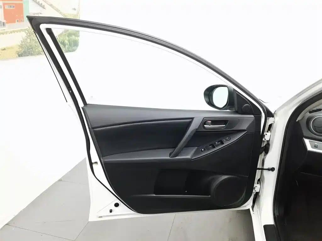 Mazda 3 Axela 2013 Sedan 1.6L Automatic Elite — миниатюра 8