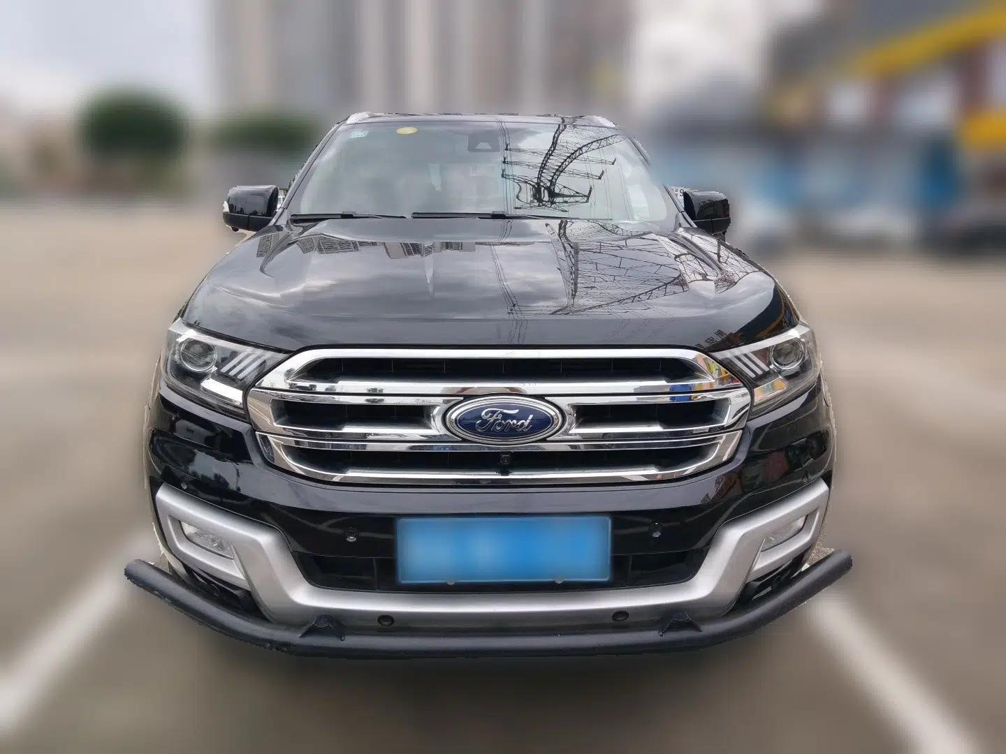 Ford Everest 2017 2.0T Gasoline Automatic 4x4 Luxury Edition 7 Seats — миниатюра 2
