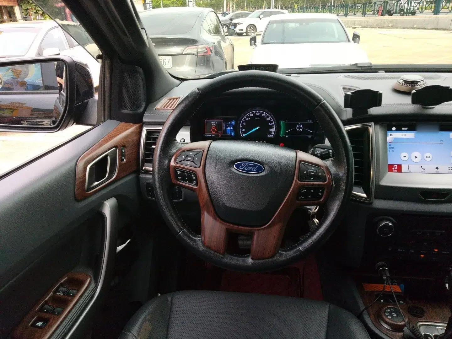 Ford Everest 2017 2.0T Gasoline Automatic 4x4 Luxury Edition 7 Seats — миниатюра 11