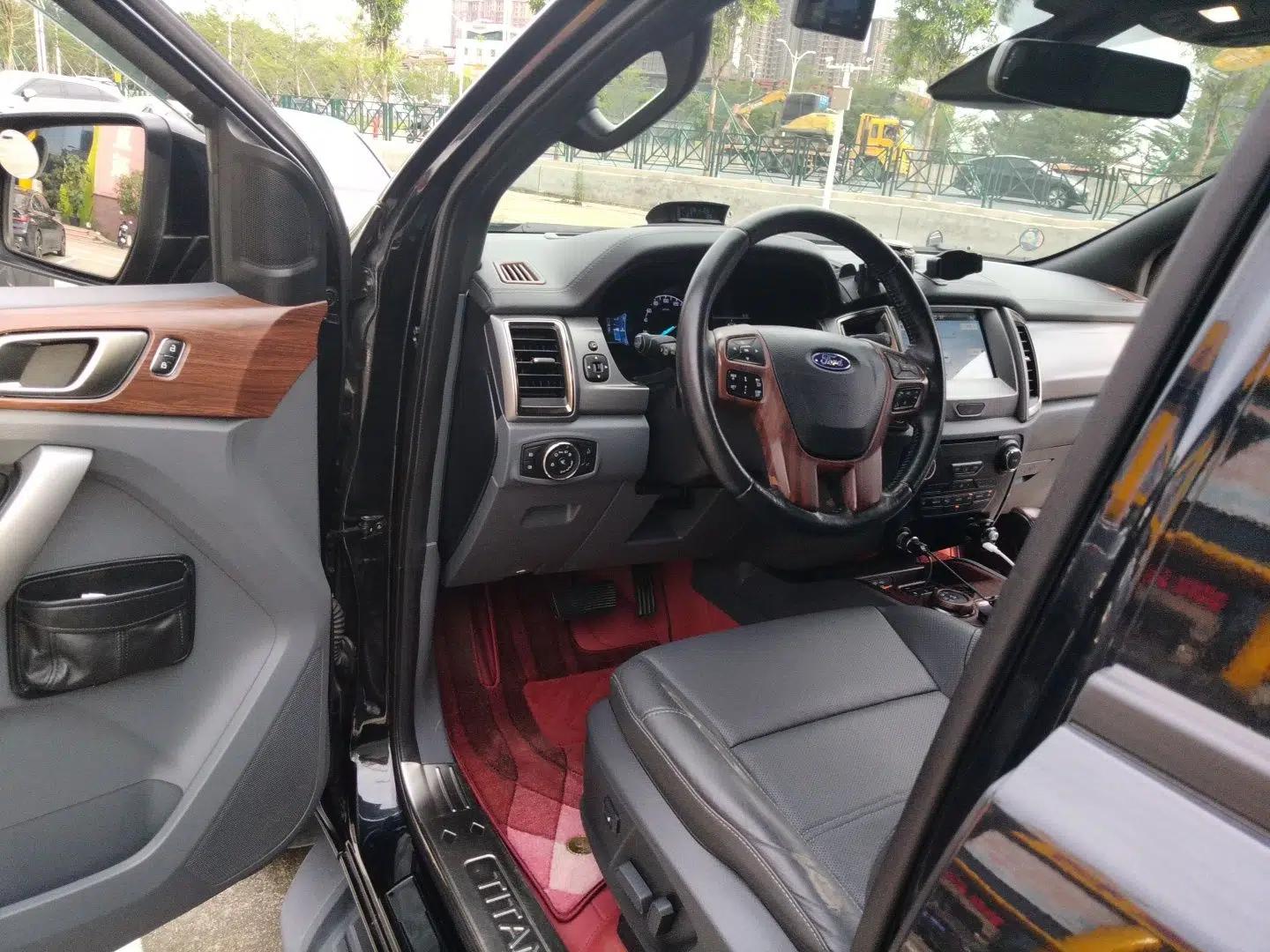 Ford Everest 2017 2.0T Gasoline Automatic 4x4 Luxury Edition 7 Seats — миниатюра 17