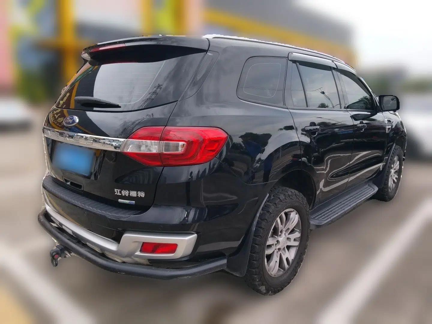Ford Everest 2017 2.0T Gasoline Automatic 4x4 Luxury Edition 7 Seats — миниатюра 6