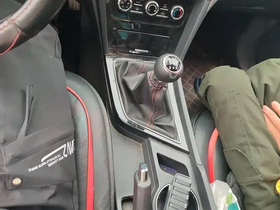 Venucia D60 2021 1.6L Entry Manual Comfort Edition — миниатюра 16