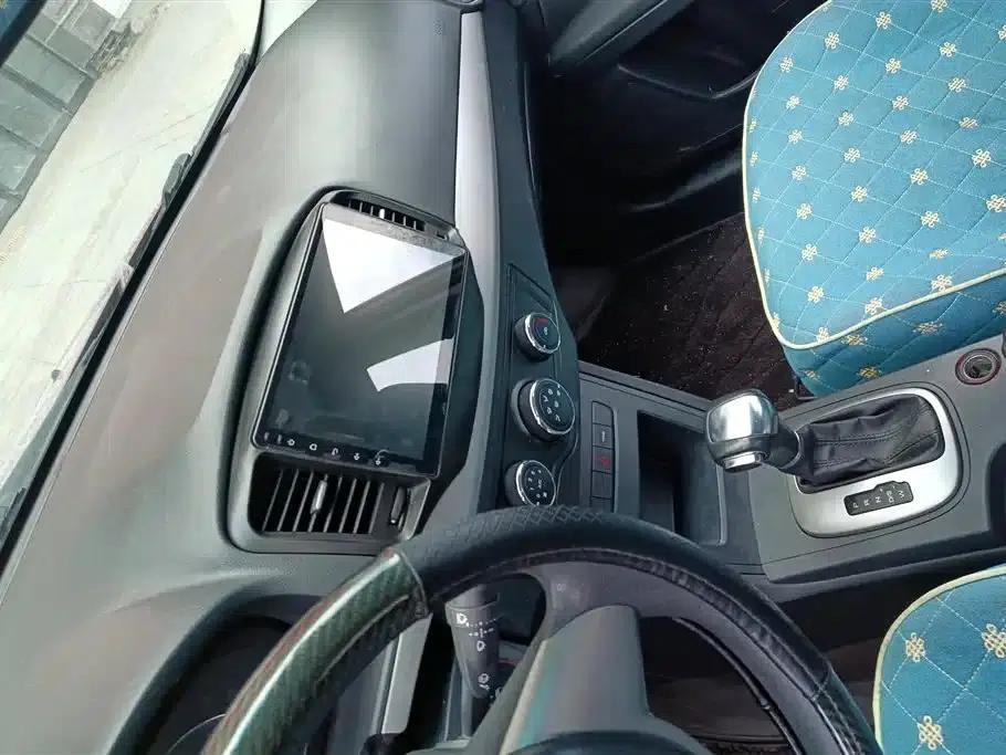 Roewe 350 2015 1.5L Automatic Deluxe Sunroof Edition — миниатюра 13