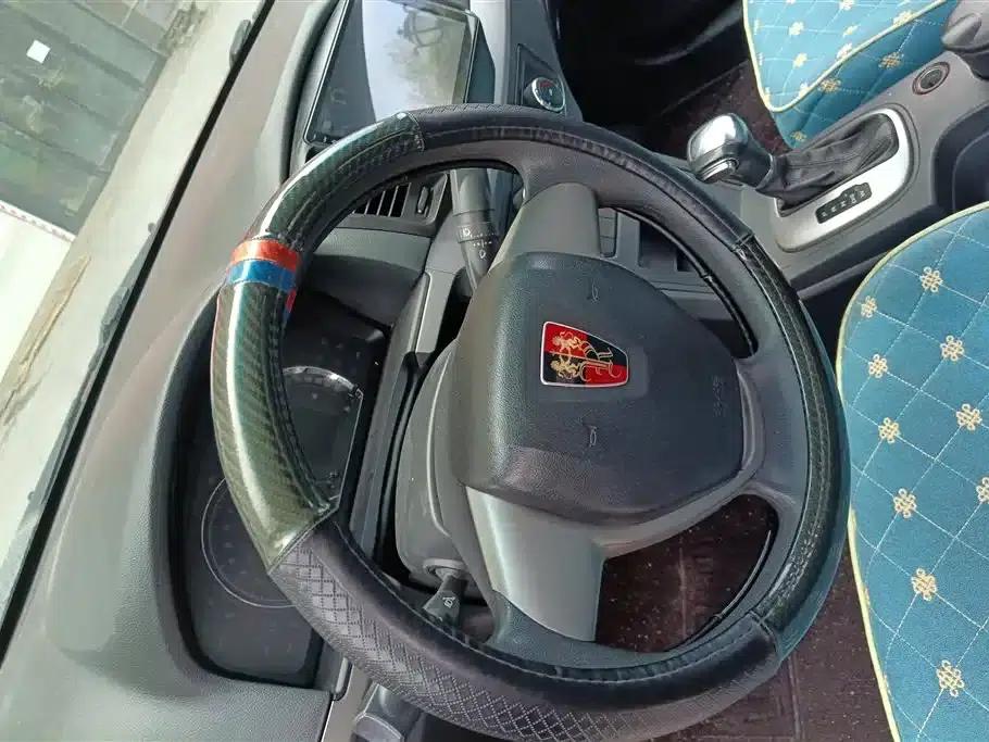 Roewe 350 2015 1.5L Automatic Deluxe Sunroof Edition — миниатюра 15