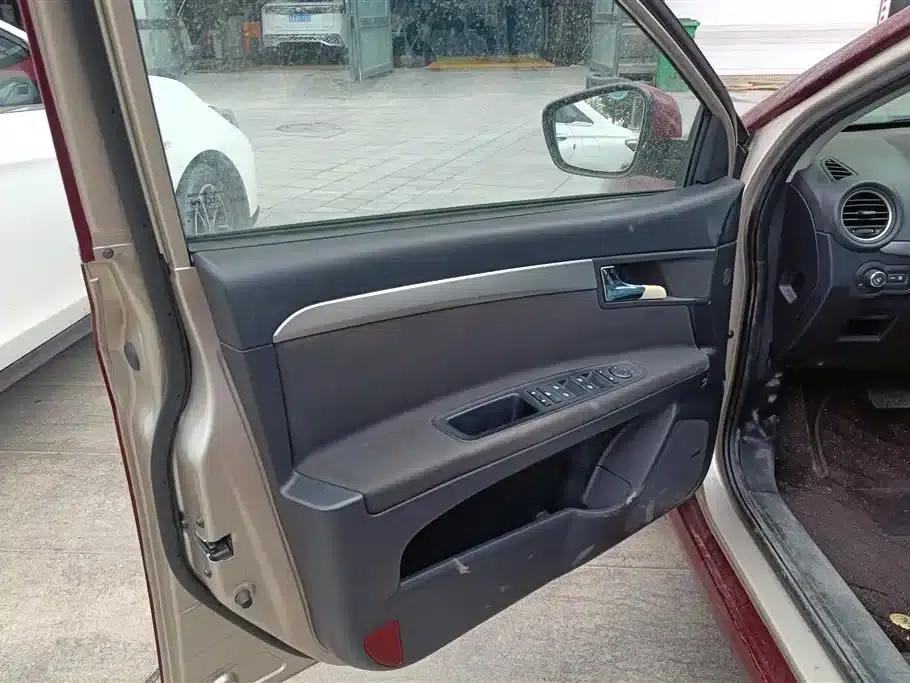 Roewe 350 2015 1.5L Automatic Deluxe Sunroof Edition — миниатюра 7