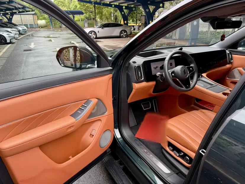 Hima AITO M8 2025 Extended-Range Ultra Version 53.4 kWh 6-Seater Edition — миниатюра 26