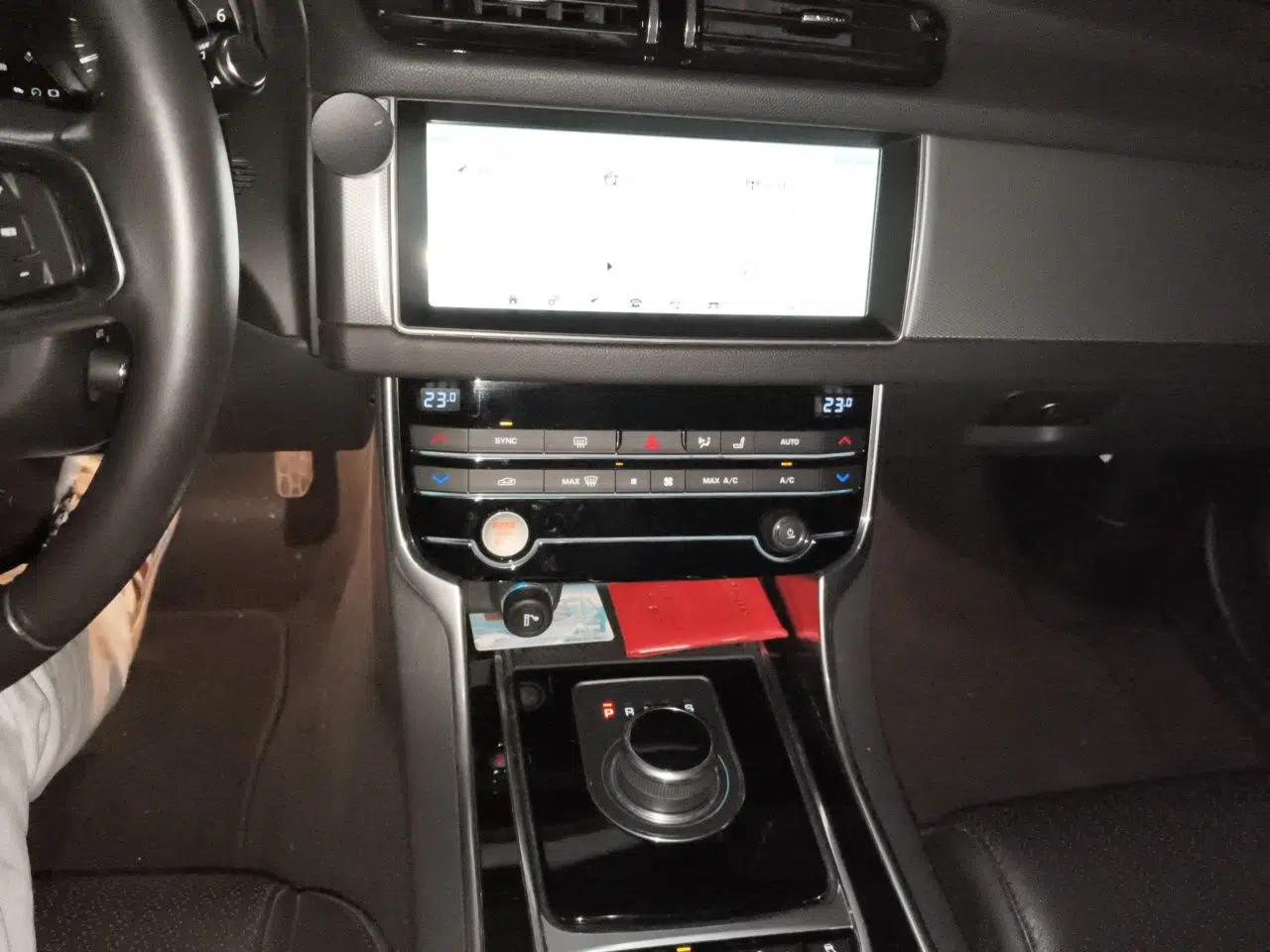 Jaguar XF 2018 XF Sportbrake 2.0T 250 PS Two-Wheel-Drive Luxury Edition — миниатюра 14
