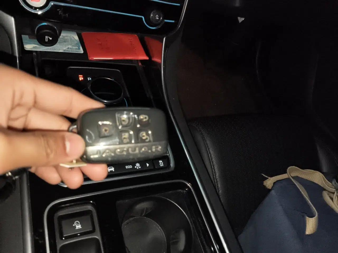 Jaguar XF 2018 XF Sportbrake 2.0T 250 PS Two-Wheel-Drive Luxury Edition — миниатюра 9