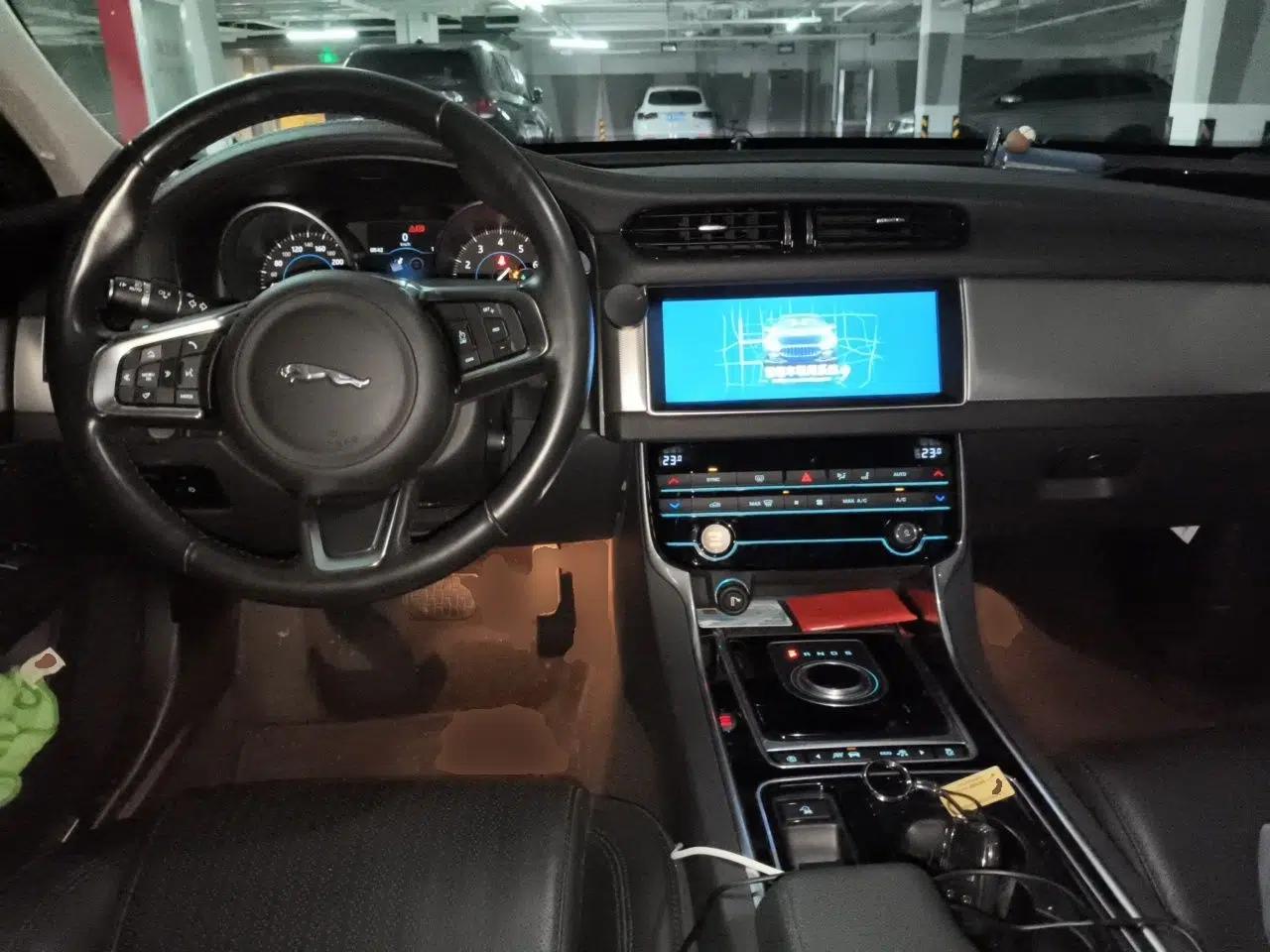 Jaguar XF 2018 XF Sportbrake 2.0T 250 PS Two-Wheel-Drive Luxury Edition — миниатюра 10