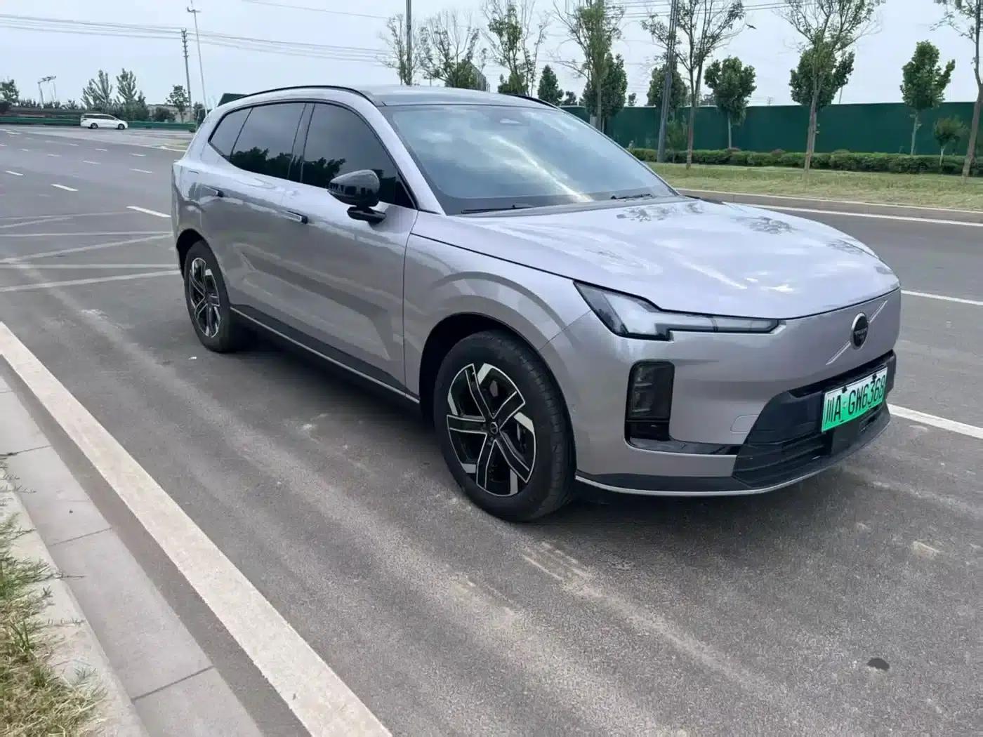 2026 Volvo XC70 Plug-in Hybrid, All-Wheel Drive, Long Range Core — миниатюра 1