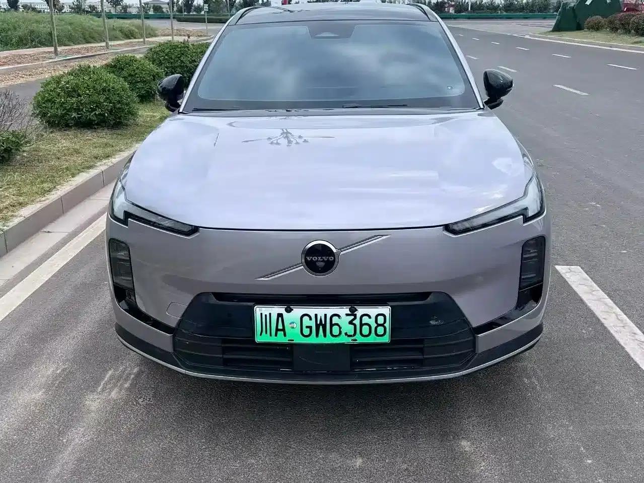 2026 Volvo XC70 Plug-in Hybrid, All-Wheel Drive, Long Range Core — миниатюра 2