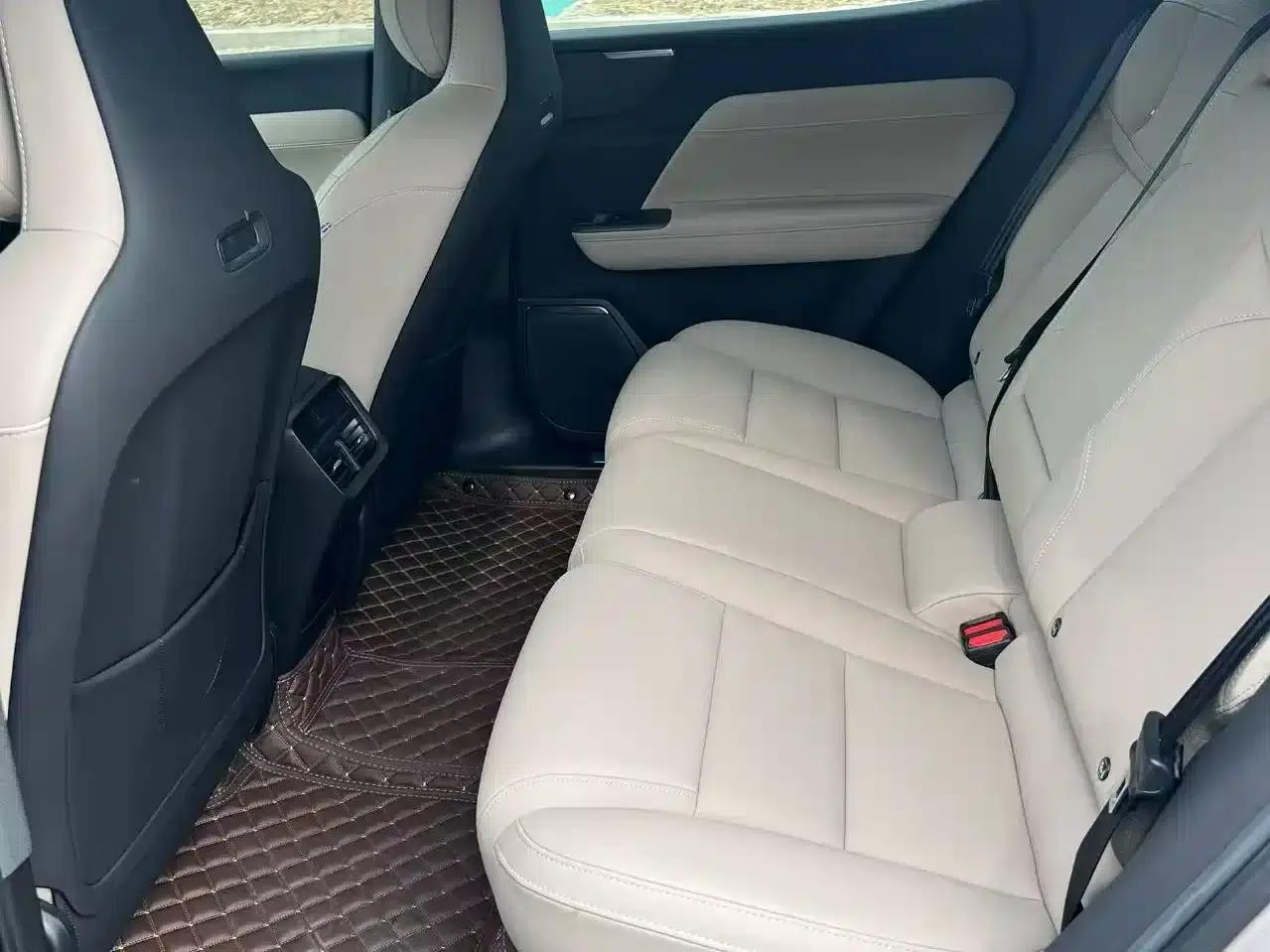 2026 Volvo XC70 Plug-in Hybrid, All-Wheel Drive, Long Range Core — миниатюра 6