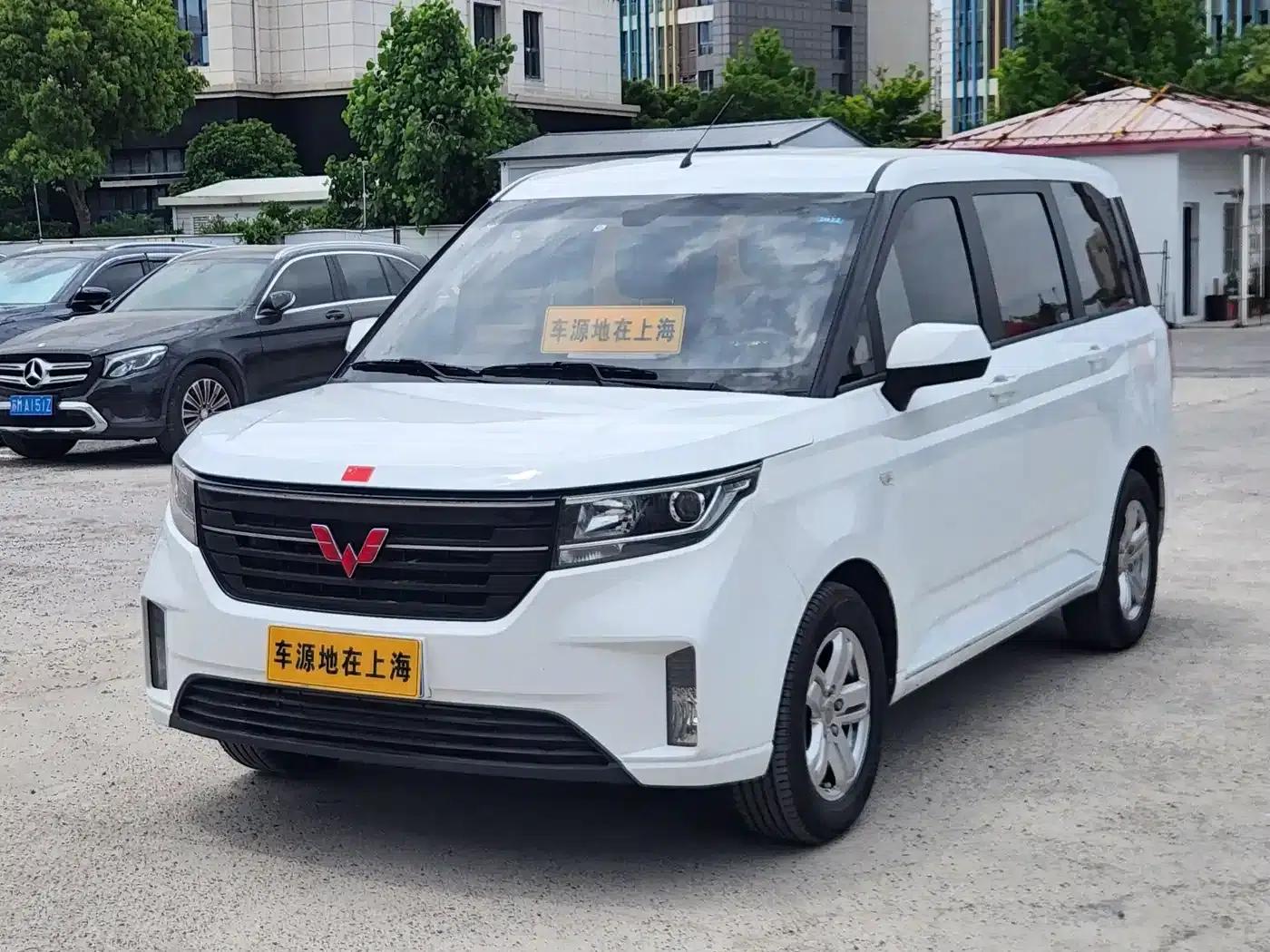 Wuling Hongguang PLUS 2019 1.5T Manual Deluxe 7-Seater — миниатюра 1