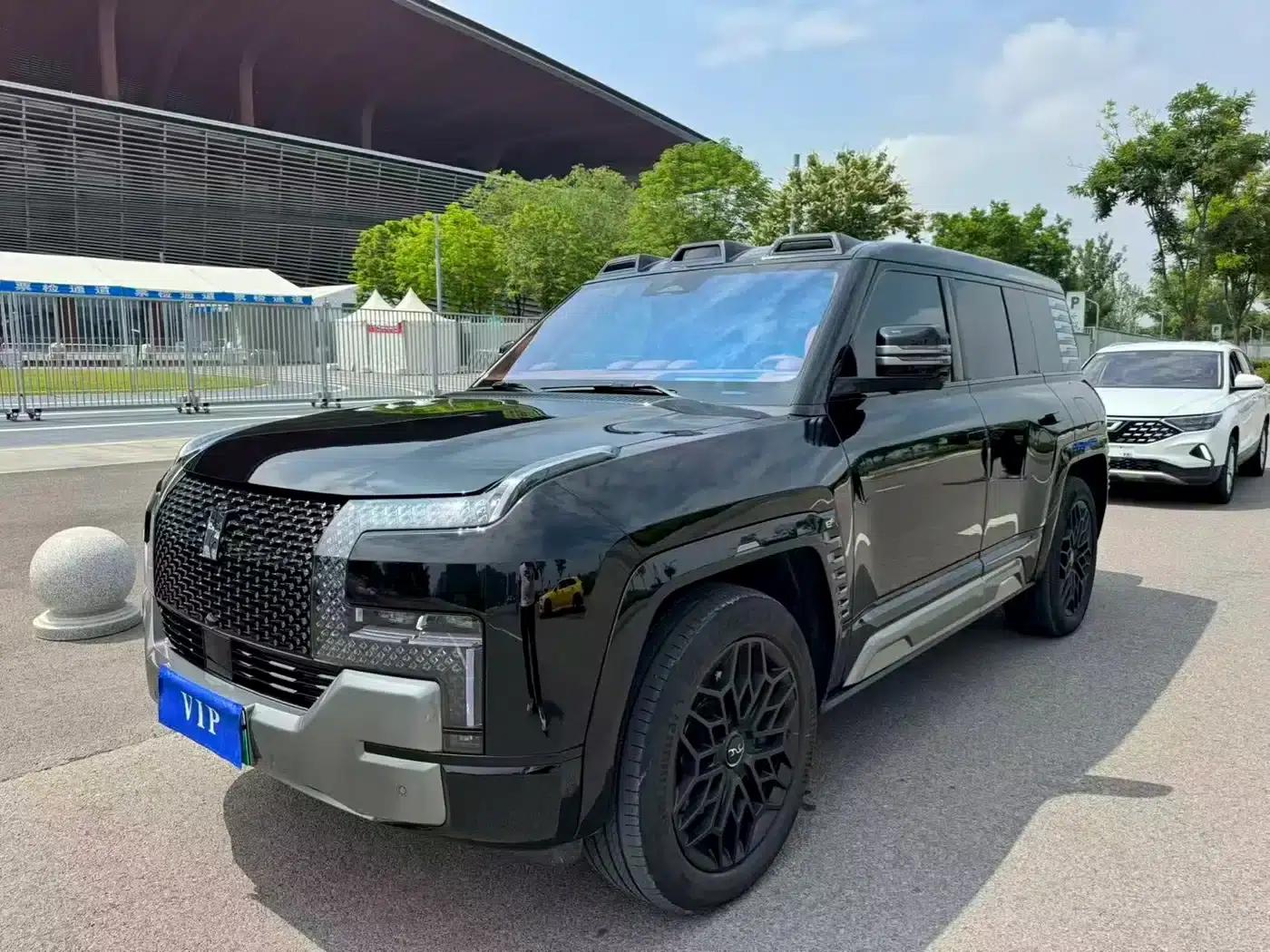 Looking up at the 2023 U8 Luxury Edition — миниатюра 1