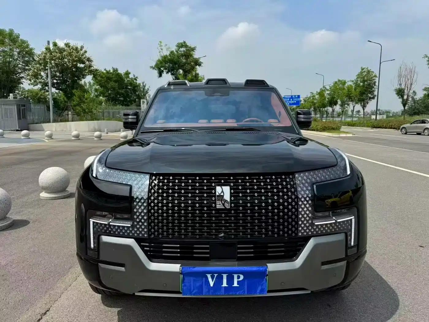 Looking up at the 2023 U8 Luxury Edition — миниатюра 2