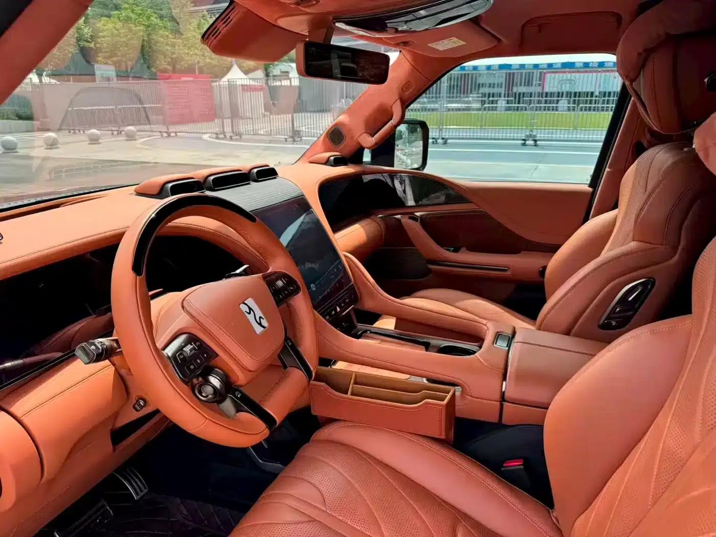 Looking up at the 2023 U8 Luxury Edition — миниатюра 4