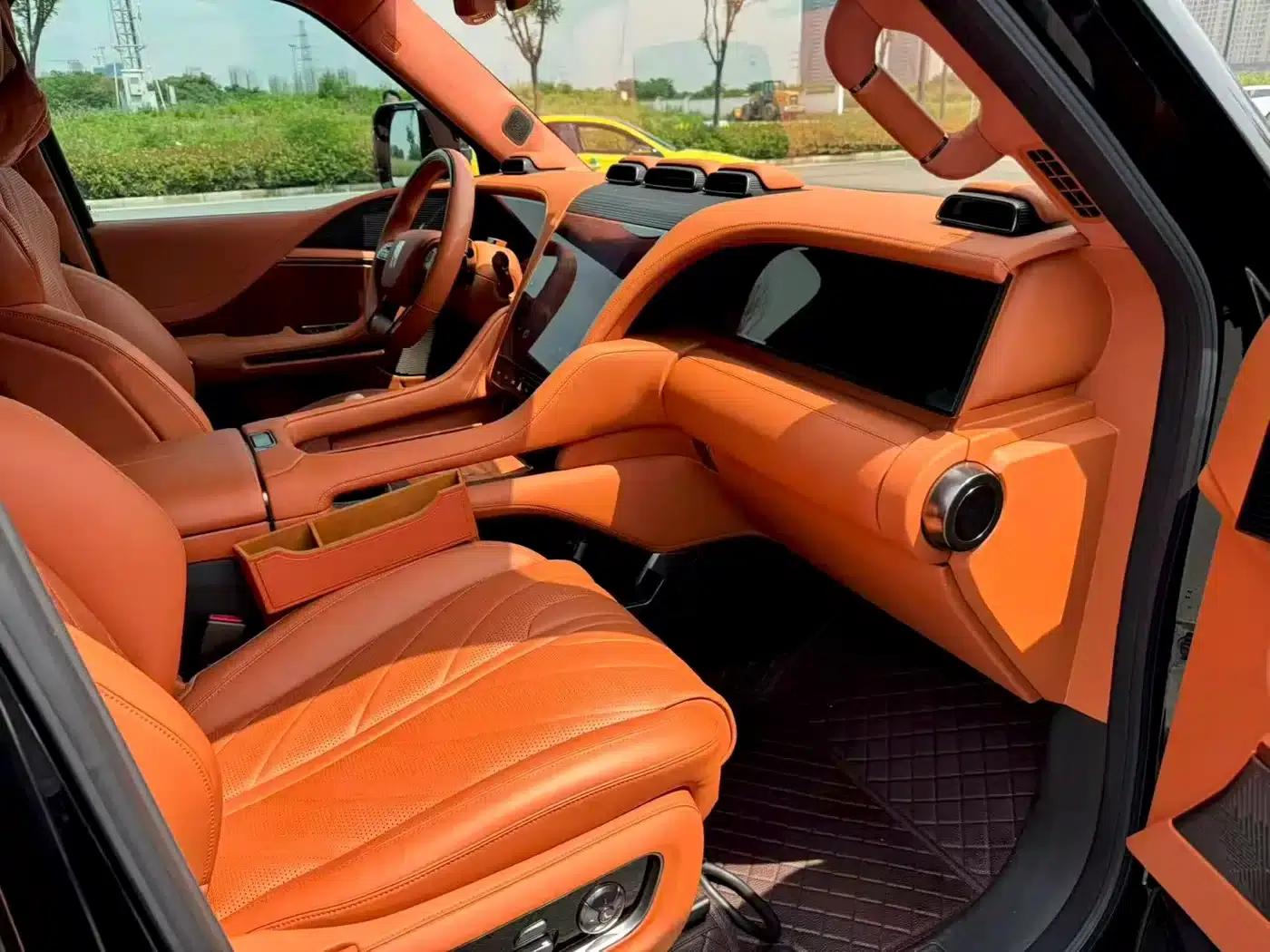 Looking up at the 2023 U8 Luxury Edition — миниатюра 6